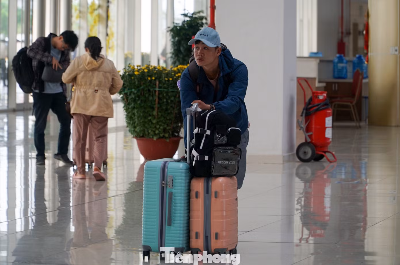 Nhiều người tranh thủ về quê sớm để không bị kẹt nhiều giờ giữa dòng phương tiện hoặc phải đi trên chuyến xe nhồi nhét khách.