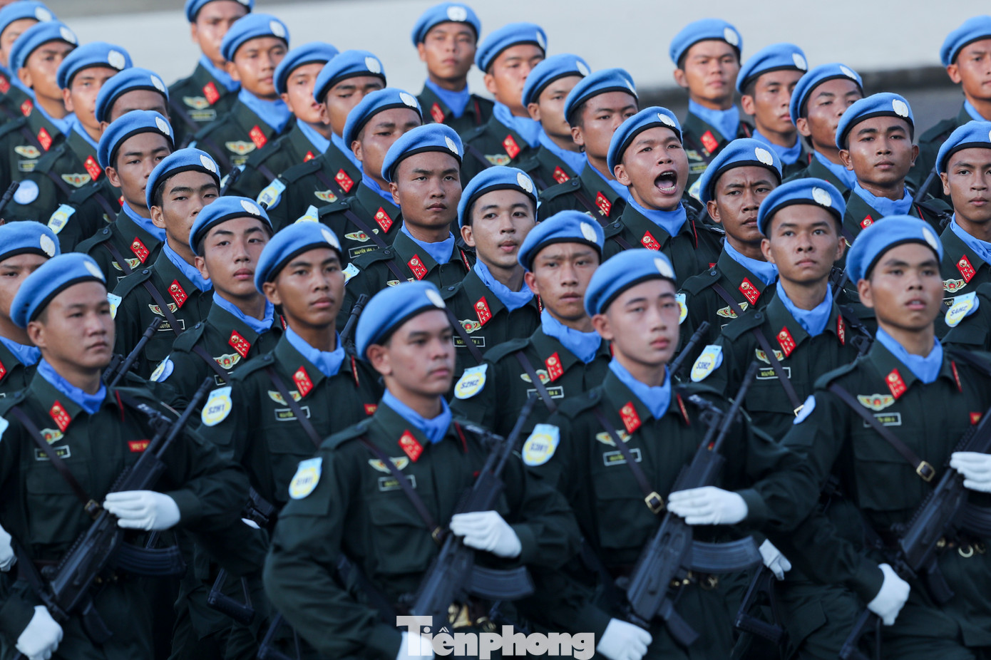 Để có được những hình ảnh đẹp, ấn tượng này, các chiến sĩ đã trải qua những ngày phơi nắng, dầm mưa tập luyện. Tất cả cùng nỗ lực để những bước chân, ánh mắt, đánh mặt sẽ được thế giới biết đến.