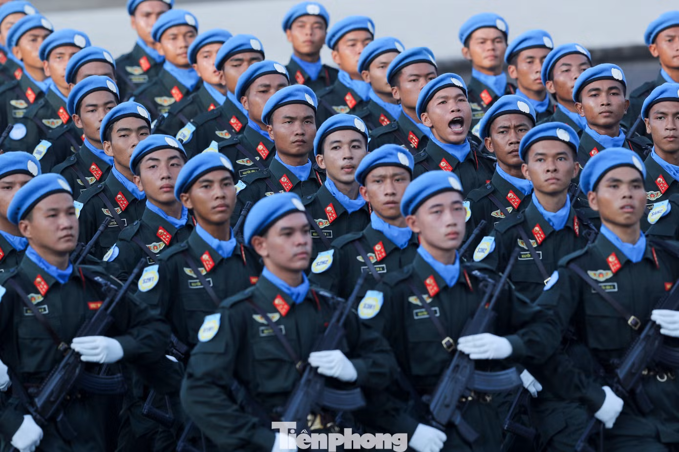 Để có được những hình ảnh đẹp, ấn tượng này, các chiến sĩ đã trải qua những ngày phơi nắng, dầm mưa tập luyện. Tất cả cùng nỗ lực để những bước chân, ánh mắt, đánh mặt sẽ được thế giới biết đến.