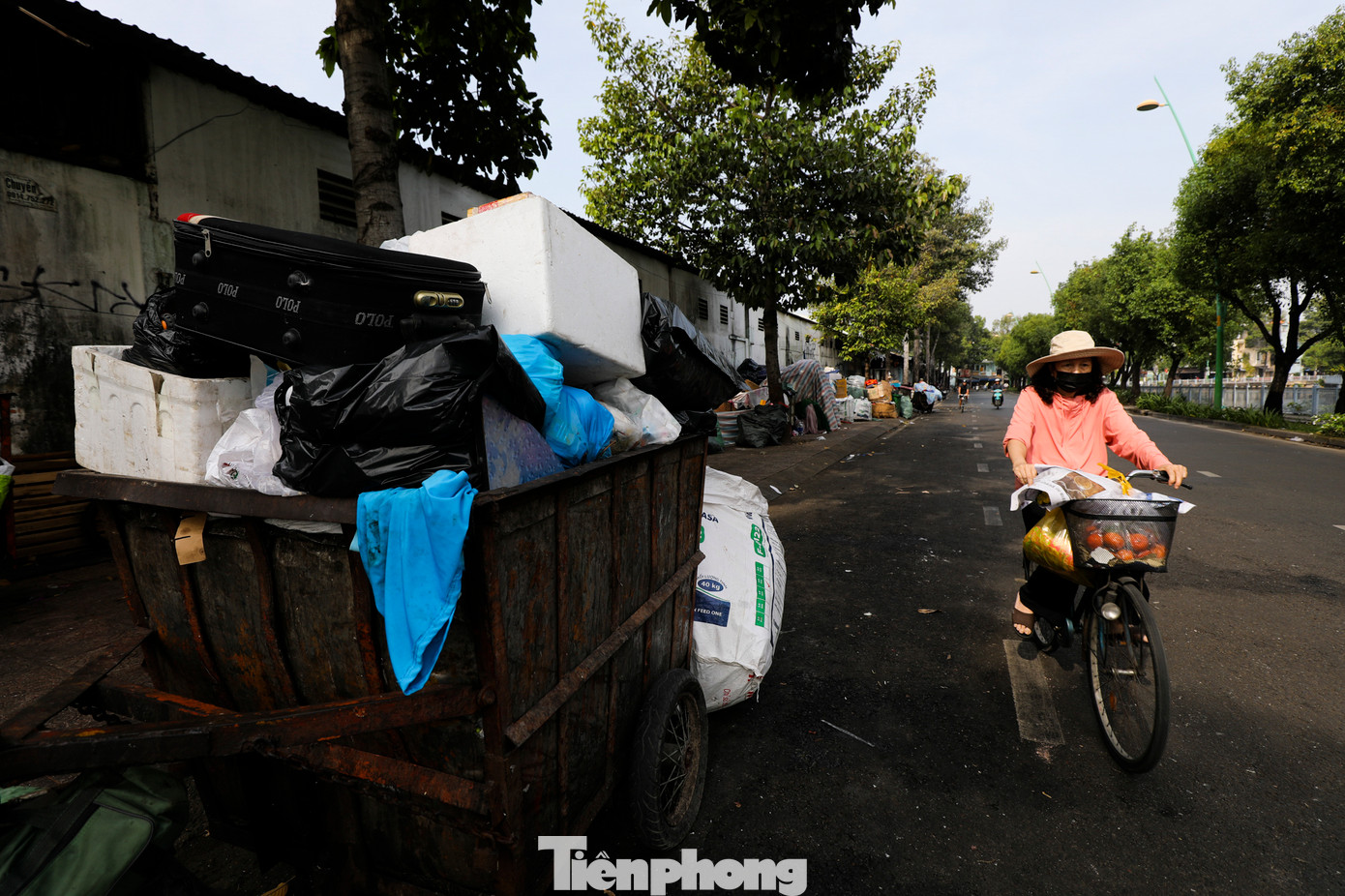 Một số người dân cho biết, có nhiều thời điểm các xe tập kết rác chiếm gần hết mặt đường, bốc mùi nồng nặc.