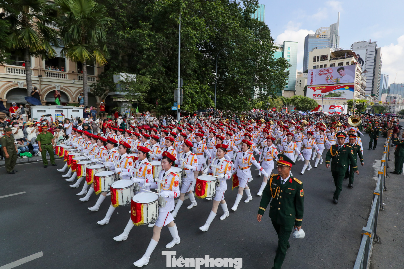 Các thành viên đội diễu binh, diễu hành được nhân dân nồng nhiệt chào đón. Ảnh: Duy Anh/ TPO.