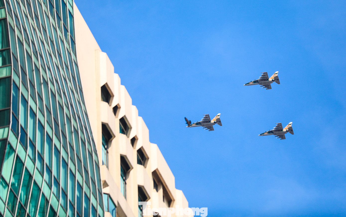 Đội hình Yak130 chao lượn trên bầu trời TPHCM.