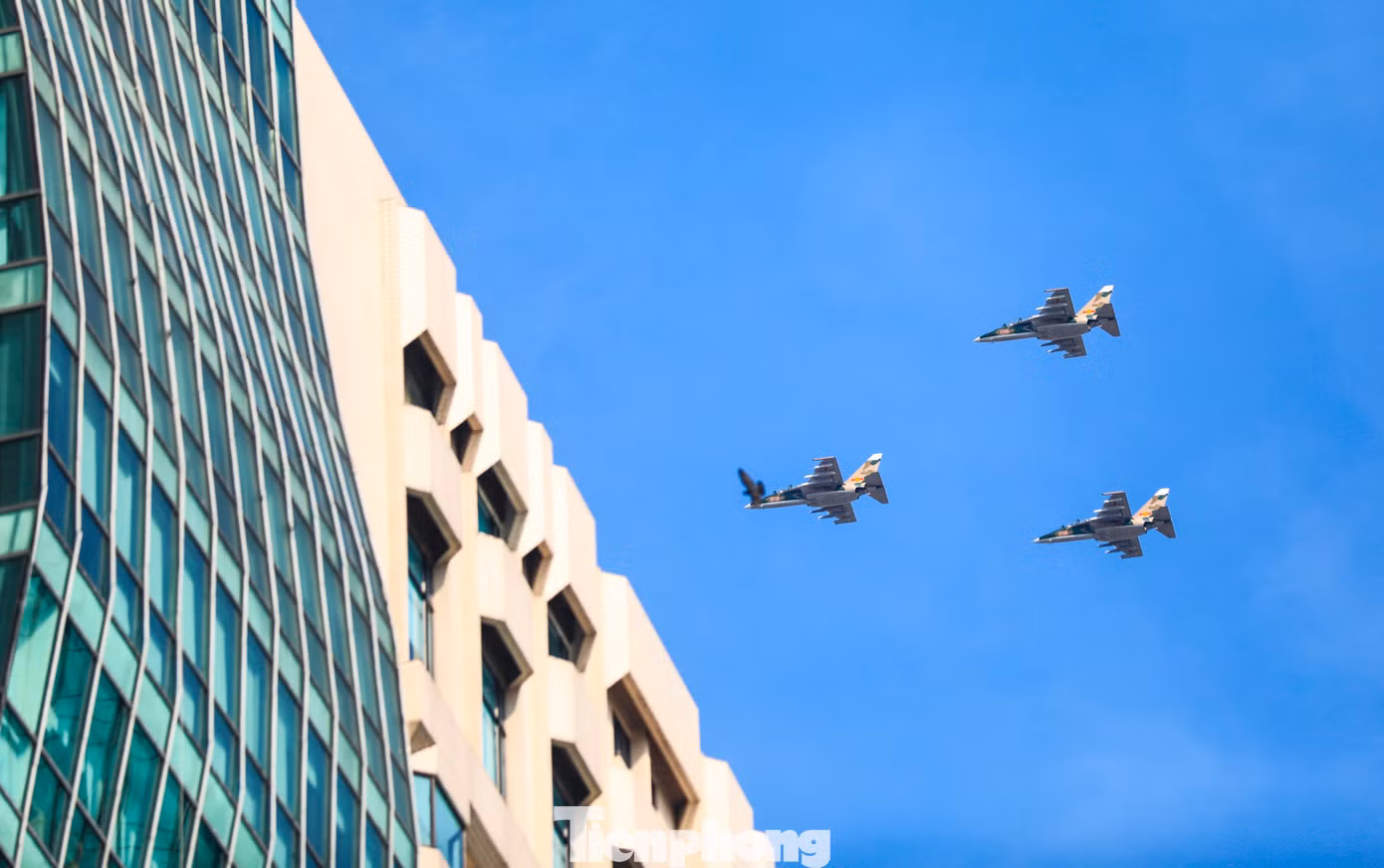 Đội hình Yak130 chao lượn trên bầu trời TPHCM.