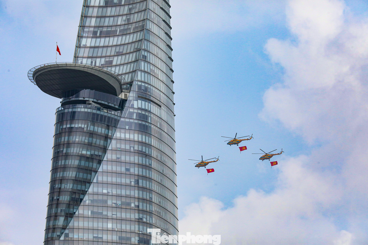 Đây là lần thứ hai máy bay trực thăng thực hiện màn kéo cờ vào trung tâm TPHCM.