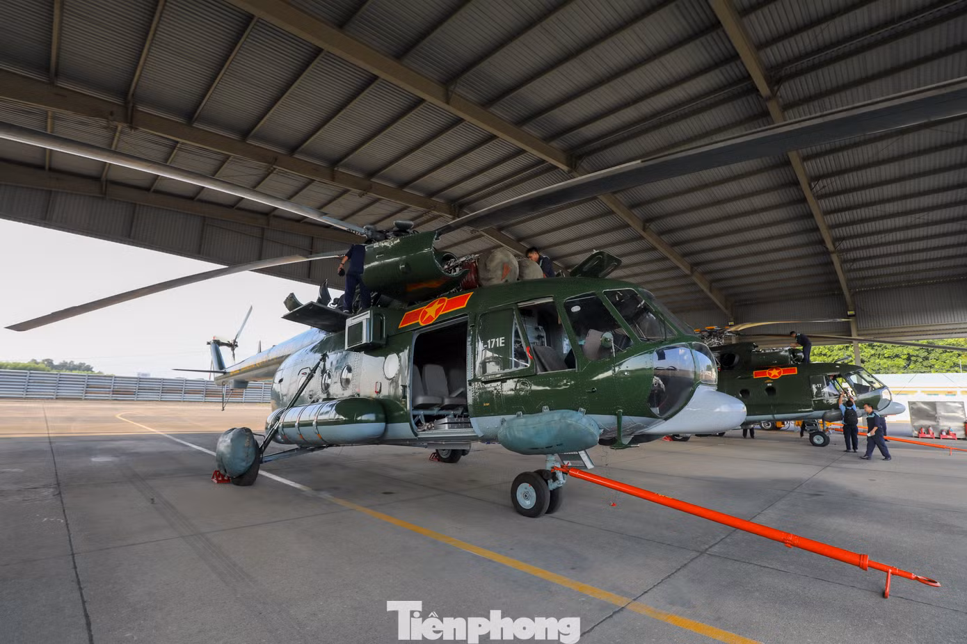 Trung đoàn Không quân trực thăng 916 là đơn vị có nhiều năm kinh nghiệm trong các nhiệm vụ bay kéo cờ, trong các sự kiện như triển lãm Quốc phòng quốc tế hay kỷ niệm 70 năm chiến thắng Điện Biên Phủ.