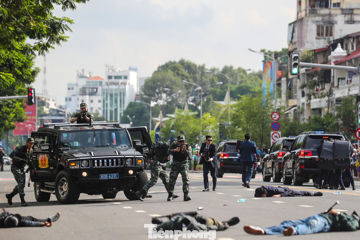 Lực lượng cảnh vệ tổ chức diễn tập tình huống giả định bảo vệ yếu nhân trước một vụ tấn công khủng bố. Ảnh: Duy Anh.