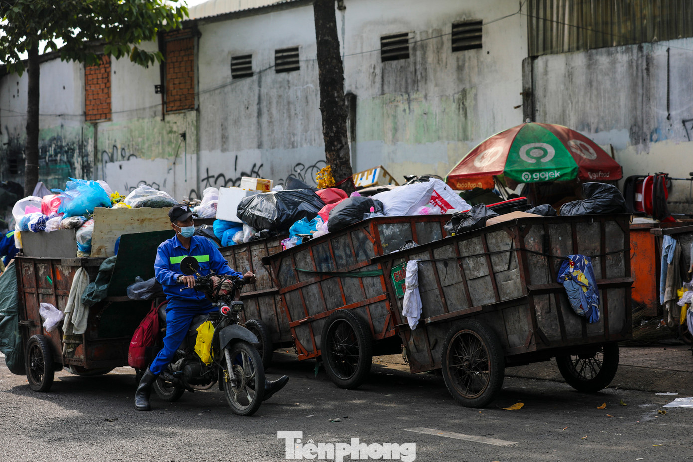 Ông Hùng (64 tuổi) kinh doanh gần khu vực này than thở: “Mấy ngày nay rác ùn ứ lại nhiều quá, khách đến mua hàng của tôi cũng ngại. Tôi mong sao xe lấy rác nhanh chóng vận chuyển rác đến nơi xử lý, để tạo điều kiện cho người dân buôn bán, đặc biệt giữ gìn vệ sinh đường phố khu vực trung tâm”.