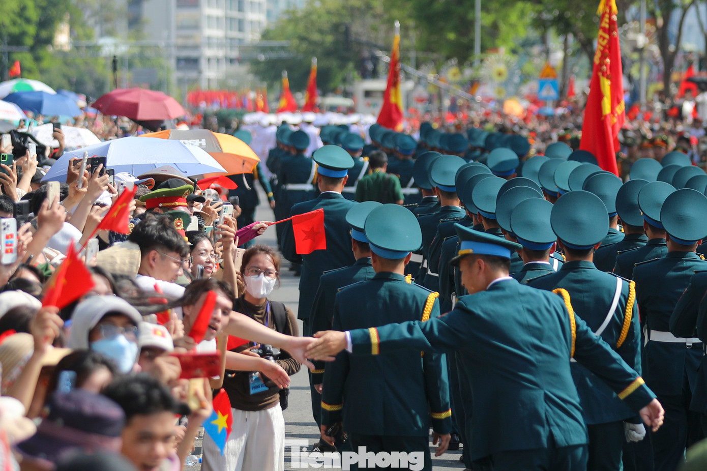 Giữa biển người hân hoan vẫy chào, các khối diễu binh uy nghiêm tiến bước trong niềm tự hào.