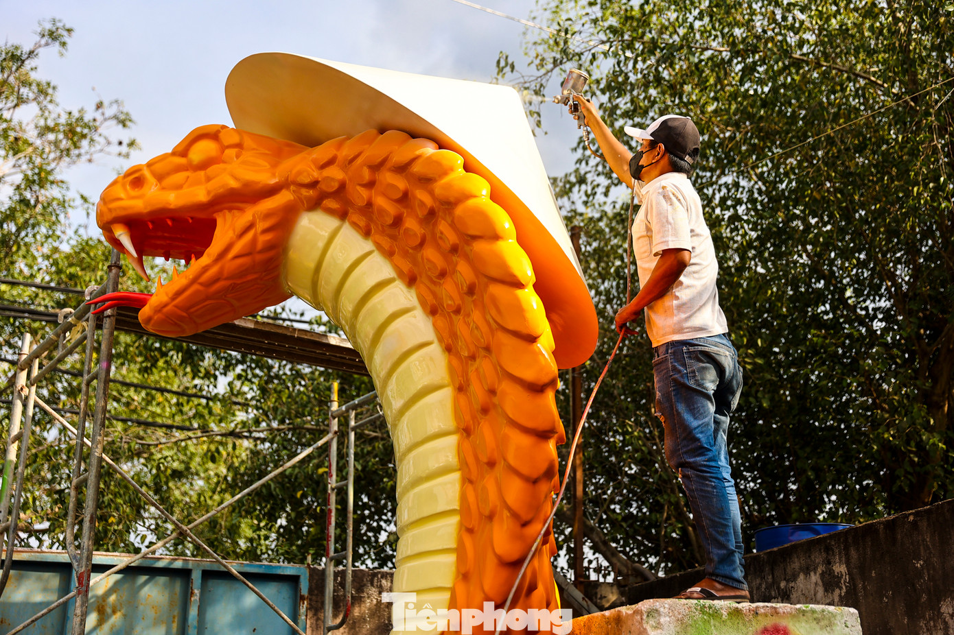 Anh Ngô Văn Cảnh, chủ xưởng chia sẻ, số lượng đặt hàng linh vật năm nay nhiều hơn so với năm trước và yêu cầu về kỹ thuật, chất lượng ngày một cao hơn vì thẩm mỹ của người dân ngày càng cao so với ngày xưa.