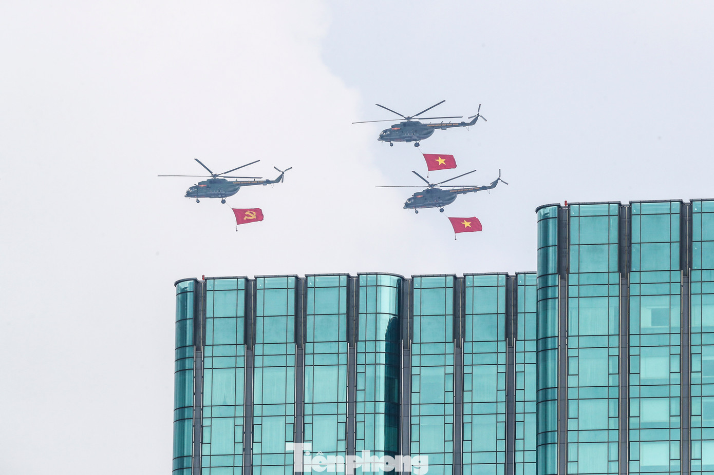 Thực hiện chỉ đạo của Quân ủy Trung ương, Bộ Quốc phòng, lực lượng trực thăng của Quân chủng Phòng không - Không quân đã tổ chức phối hợp hiệp đồng, triển khai nhiệm vụ bay huấn luyện, hợp luyện, chuẩn bị cho bài bay biểu diễn chào mừng tại trung tâm TPHCM.