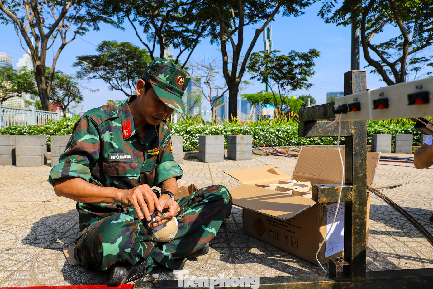 Trung tá Nguyễn Thành Nhiệm - Trưởng ban Quân Khí, Bộ Tư Lệnh TPHCM cho biết, với các điểm pháo hoa tầm cao, công tác chuẩn bị là 2 ngày. “Hôm qua (27.1), chúng tôi sắp xếp giàn, nòng và đi dây. Hôm nay là kết hợp đạn và đấu nối đạn với giàn pháo. Các chiến sĩ đã phải thức từ 2 giờ sáng để đến nhận đạn ở TP.Thủ Đức, sau đó vận chuyển về các vị trí tổ chức bắn pháo hoa trên địa bàn. Dự kiến trước 15 giờ hôm nay, công tác chuẩn bị sẽ hoàn tất và sẵn sàng phục vụ người dân TPHCM đêm giao thừa“. Trung tá Nguyễn Thành Nhiệm - Trưởng ban Quân Khí, Bộ Tư Lệnh TPHCM cho biết, với các điểm pháo hoa tầm cao, công tác chuẩn bị là 2 ngày. “Hôm qua (27.1), chúng tôi sắp xếp giàn, nòng và đi dây. Hôm nay là kết hợp đạn và đấu nối đạn với giàn pháo. Các chiến sĩ đã phải thức từ 2 giờ sáng để đến nhận đạn ở TP.Thủ Đức, sau đó vận chuyển về các vị trí tổ chức bắn pháo hoa trên địa bàn. Dự kiến trước 15 giờ hôm nay, công tác chuẩn bị sẽ hoàn tất và sẵn sàng phục vụ người dân TPHCM đêm giao thừa“.