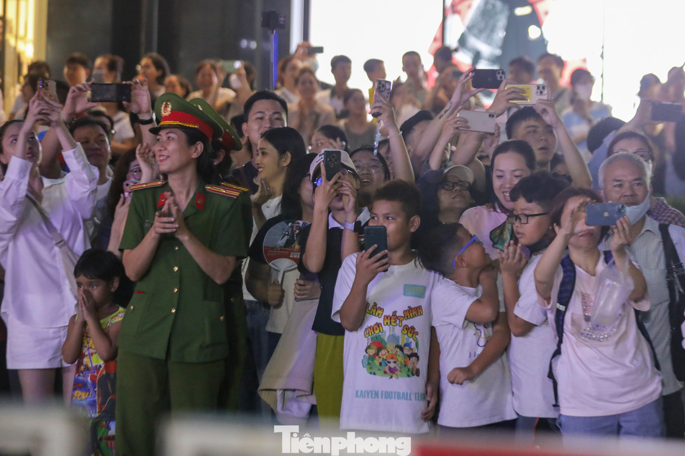 Hàng nghìn người dân có mặt tại đường Lê Lợi vô cùng thích thú khi chứng kiến màn đấu súng nghẹt thở của lực lượng cảnh vệ trước nhóm khủng bố.