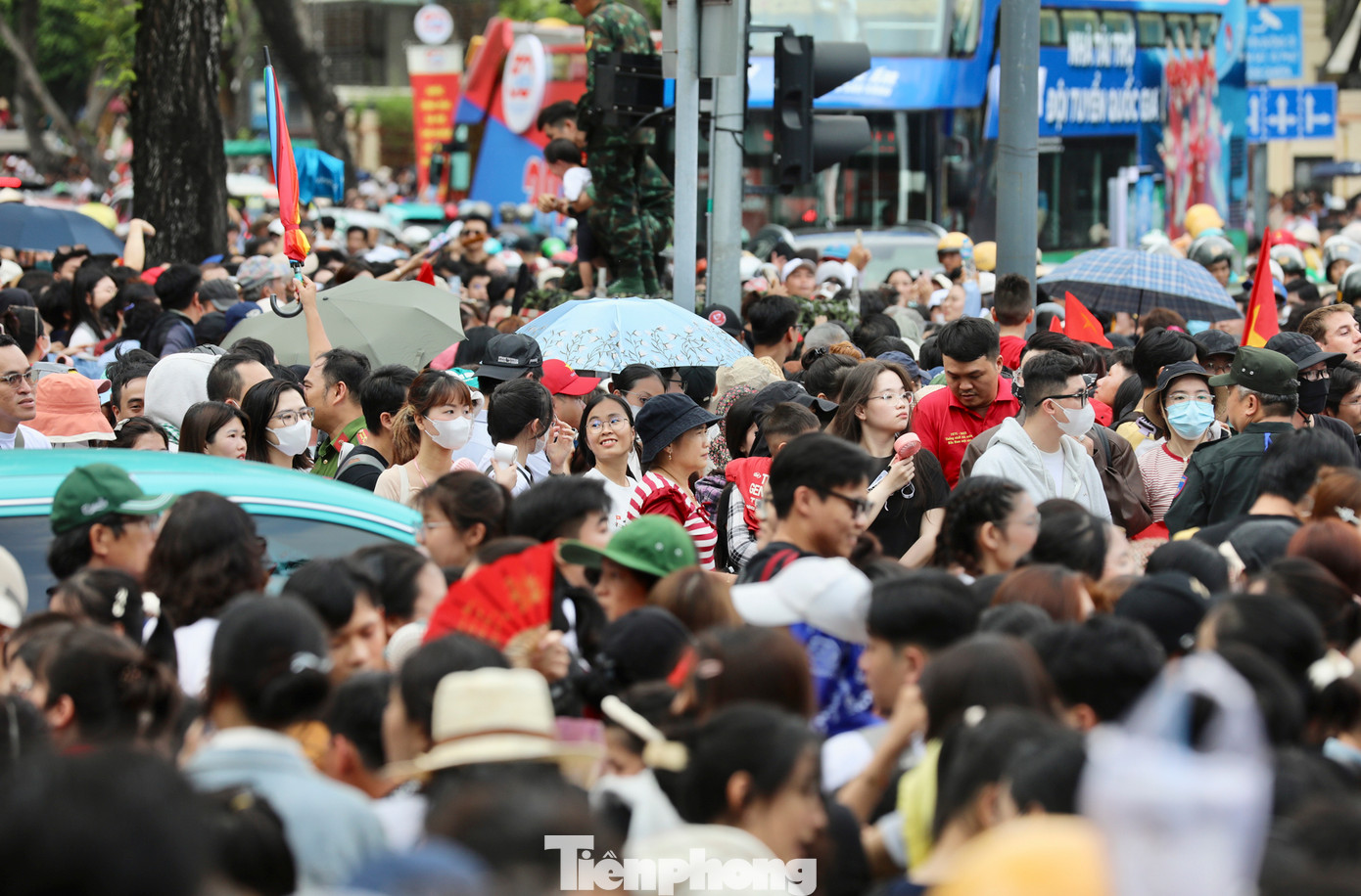 Các tuyến đường ken đặc xe. Người dân tay cầm cờ hoa và chuẩn bị thêm một số thức ăn, nước uống cho nhiều giờ chờ đợi.