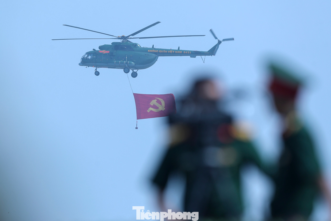 Những lá cờ Đảng, cờ Tổ quốc đỏ thắm bay phấp phới trong gió khiến ai chứng kiến cũng thấy tự hào.