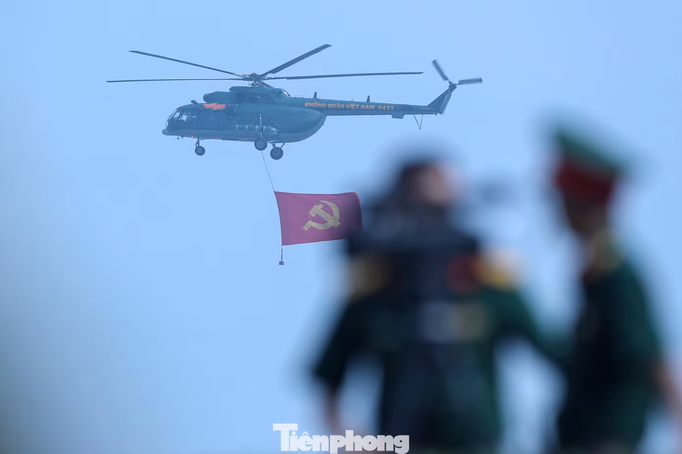 Những lá cờ Đảng, cờ Tổ quốc đỏ thắm bay phấp phới trong gió khiến ai chứng kiến cũng thấy tự hào.