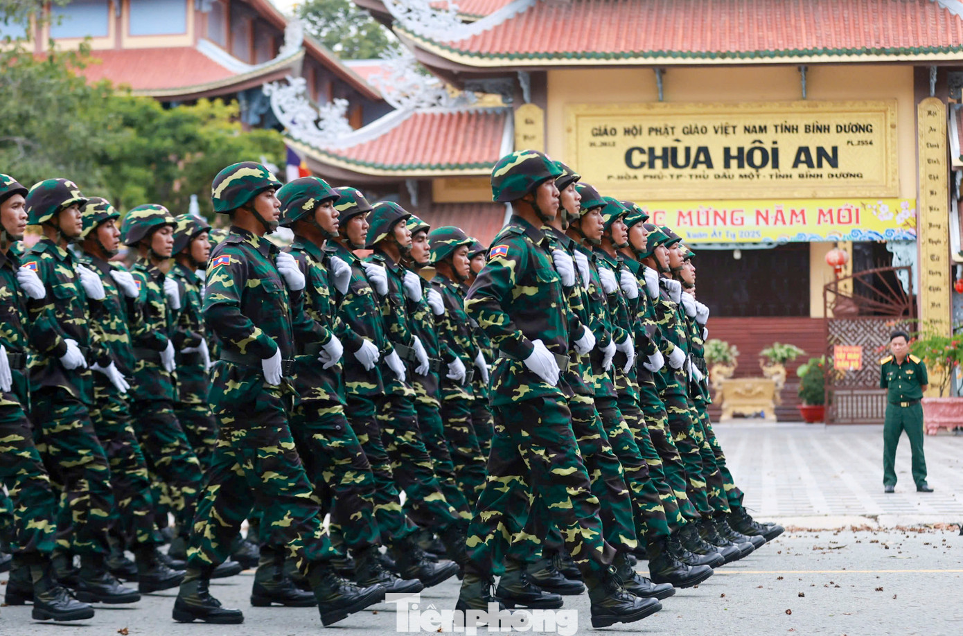 Đội hình tập luyện diễu binh đã đi ngang qua chùa Hội An, phường Phú Hòa.