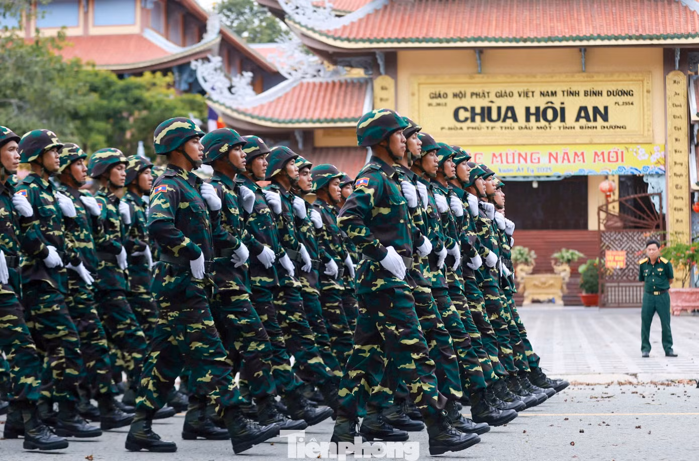 Đội hình tập luyện diễu binh đã đi ngang qua chùa Hội An, phường Phú Hòa.