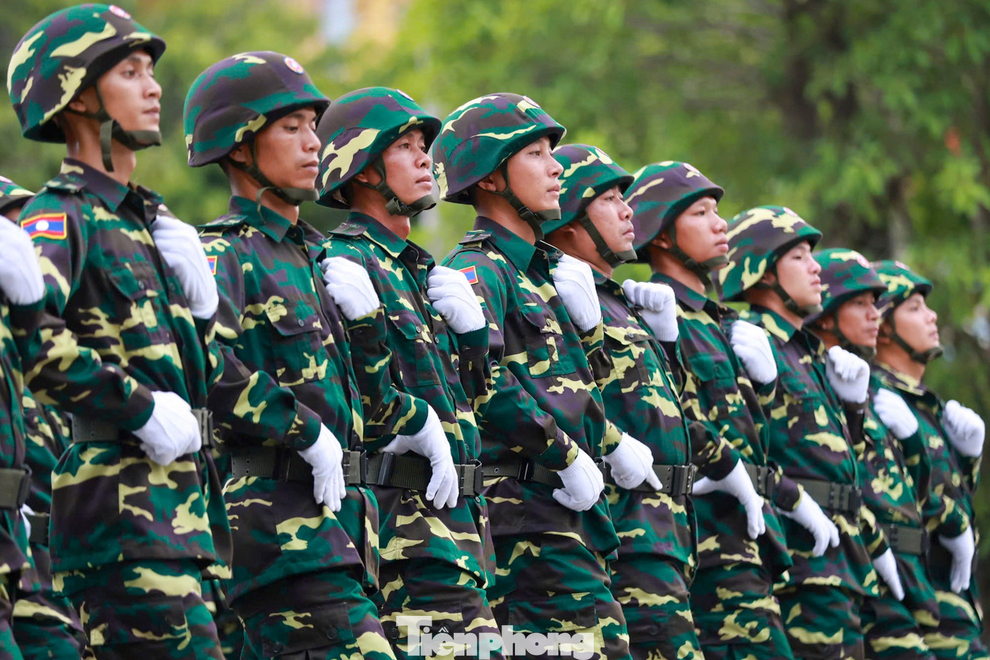 Các chiến sĩ di chuyển theo tác phong quân ngũ.