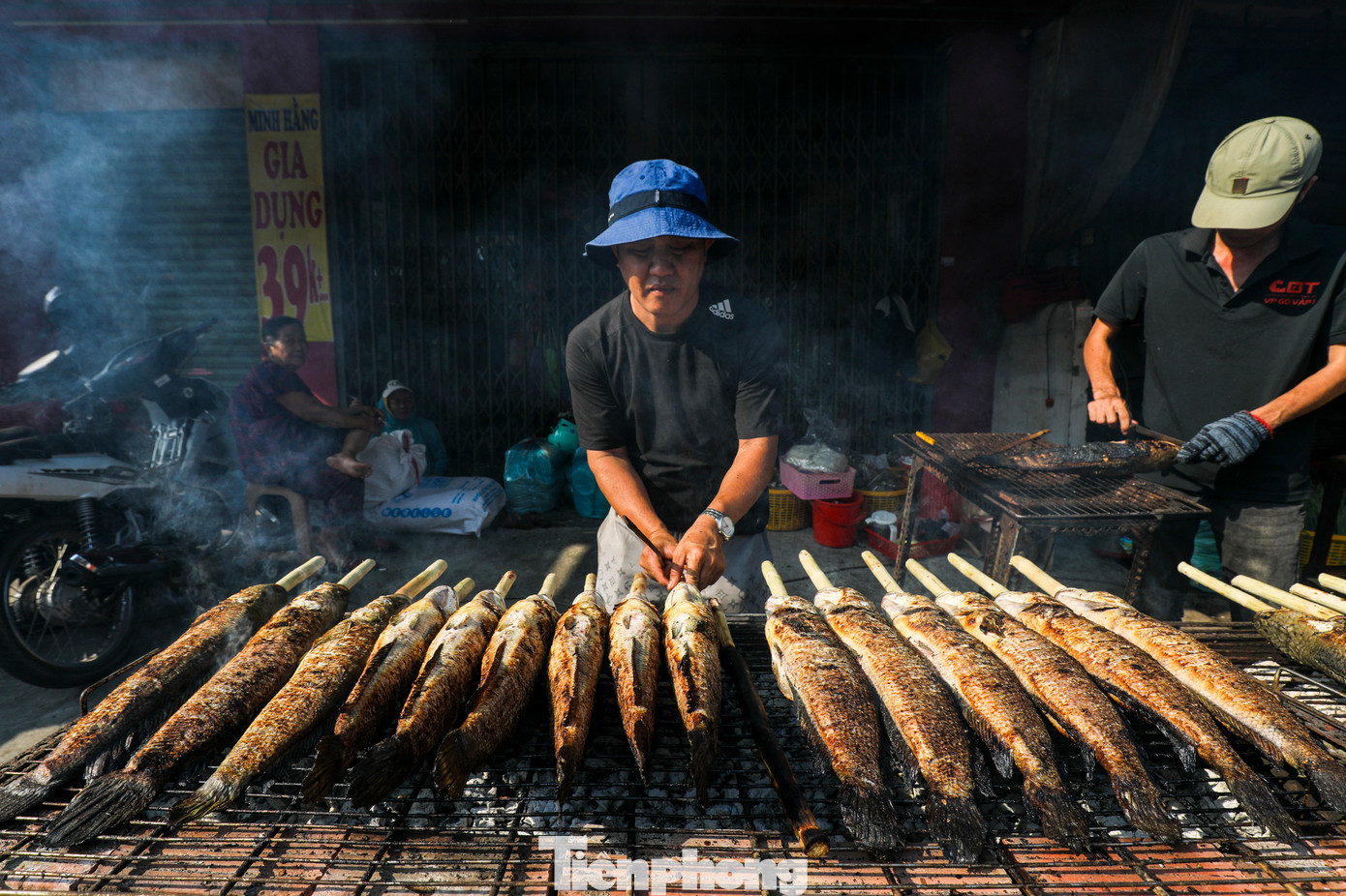 Chiều 6/2 (mùng 9 tháng Giêng), "phố cá lóc nướng" trên đường Tân Kỳ Tân Quý (quận Tân Phú, TPHCM) nghi ngút khói bởi những cửa hàng bán cá lóc đang tất bật chuẩn bị cho ngày vía Thần Tài. Chiều 6/2 (mùng 9 tháng Giêng), "phố cá lóc nướng" trên đường Tân Kỳ Tân Quý (quận Tân Phú, TPHCM) nghi ngút khói bởi những cửa hàng bán cá lóc đang tất bật chuẩn bị cho ngày vía Thần Tài.