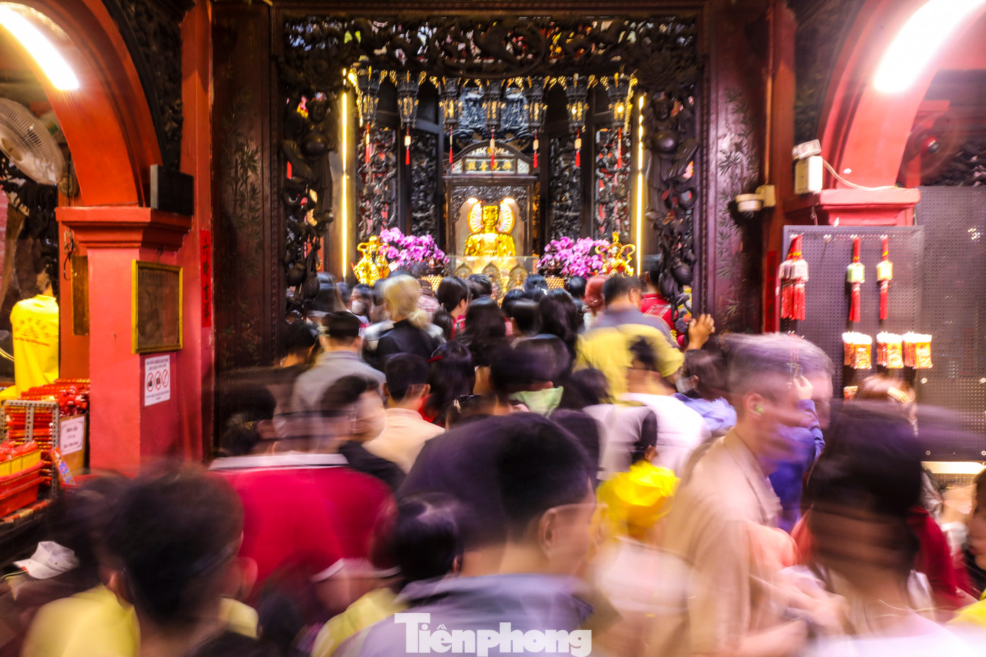 Ai cũng cố gắng xin lộc gồm trái cây, gạo... mang về sau khi lễ chùa. &quot;Tôi xin được quả quýt trong điện thờ Ngọc hoàng, sẽ mang về nhà chia cho mỗi người một múi lấy may đầu năm&quot;, anh Hữu Việt (ngụ Bình Thạnh) chia sẻ.