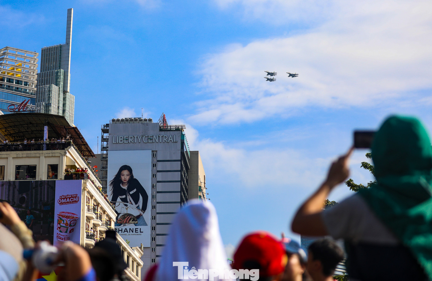 Nhiều người dân kinh ngạc, không giấu được sự thích thú khi thấy những vệt sáng nhiệt loang dần thành những đám khói.