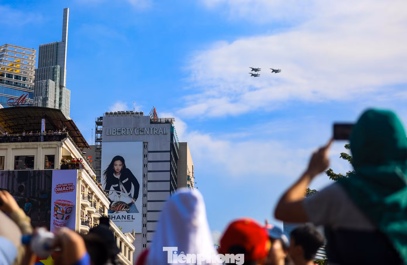 Nhiều người dân kinh ngạc, không giấu được sự thích thú khi thấy những vệt sáng nhiệt loang dần thành những đám khói.