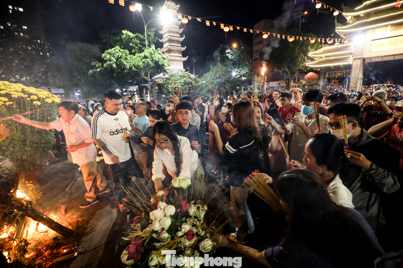 Đi lễ đầu năm còn là khoảnh khắc để con người hòa mình vào chốn tâm linh, bỏ lại phía sau bao vất vả trong cuộc sống mưu sinh.