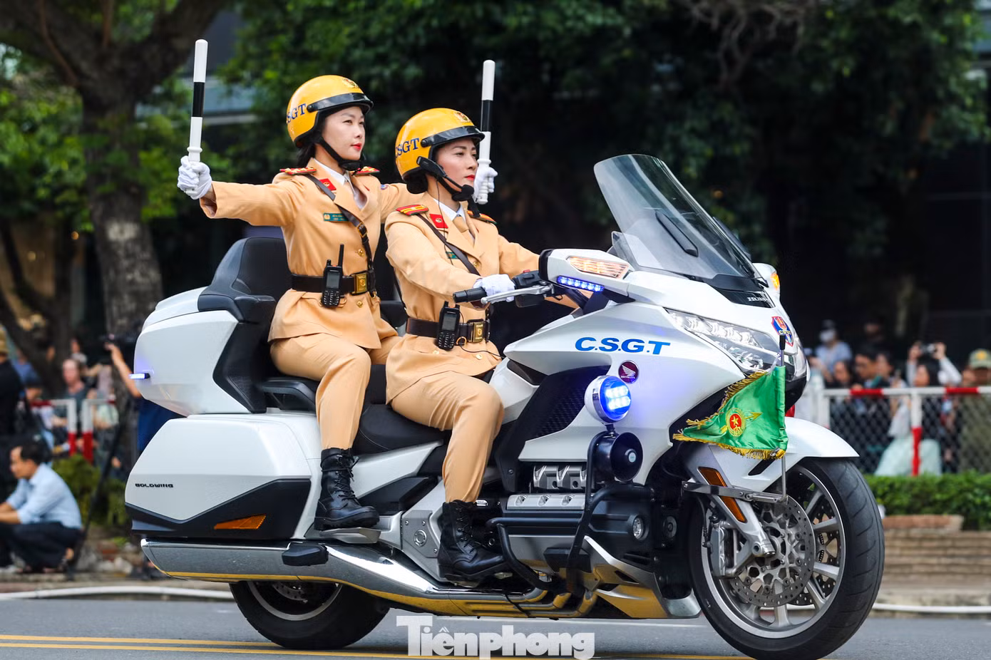 Thiếu tá Nguyễn Thị Ngọc Thu, cán bộ Đội CSGT Rạch Chiếc, là nữ CSGT duy nhất lái mô tô biểu diễn trong chương trình. Ảnh: Duy Anh.