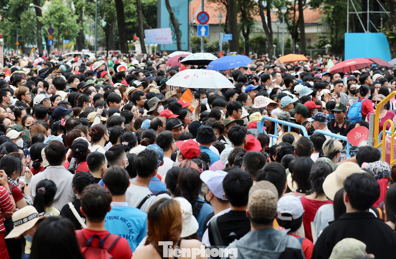 Khu vực gần nơi diễn ra buổi sơ duyệt diễu binh chật kín người vào lúc 15h cùng ngày.