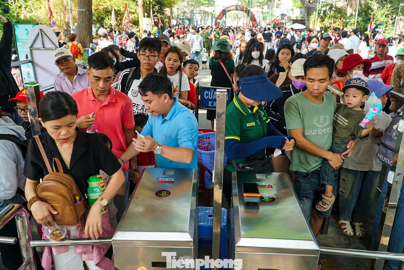 Cổng chính của Thảo Cầm Viên phải tăng cường nhân sự, mở thêm cổng để bán vé nhanh hơn.