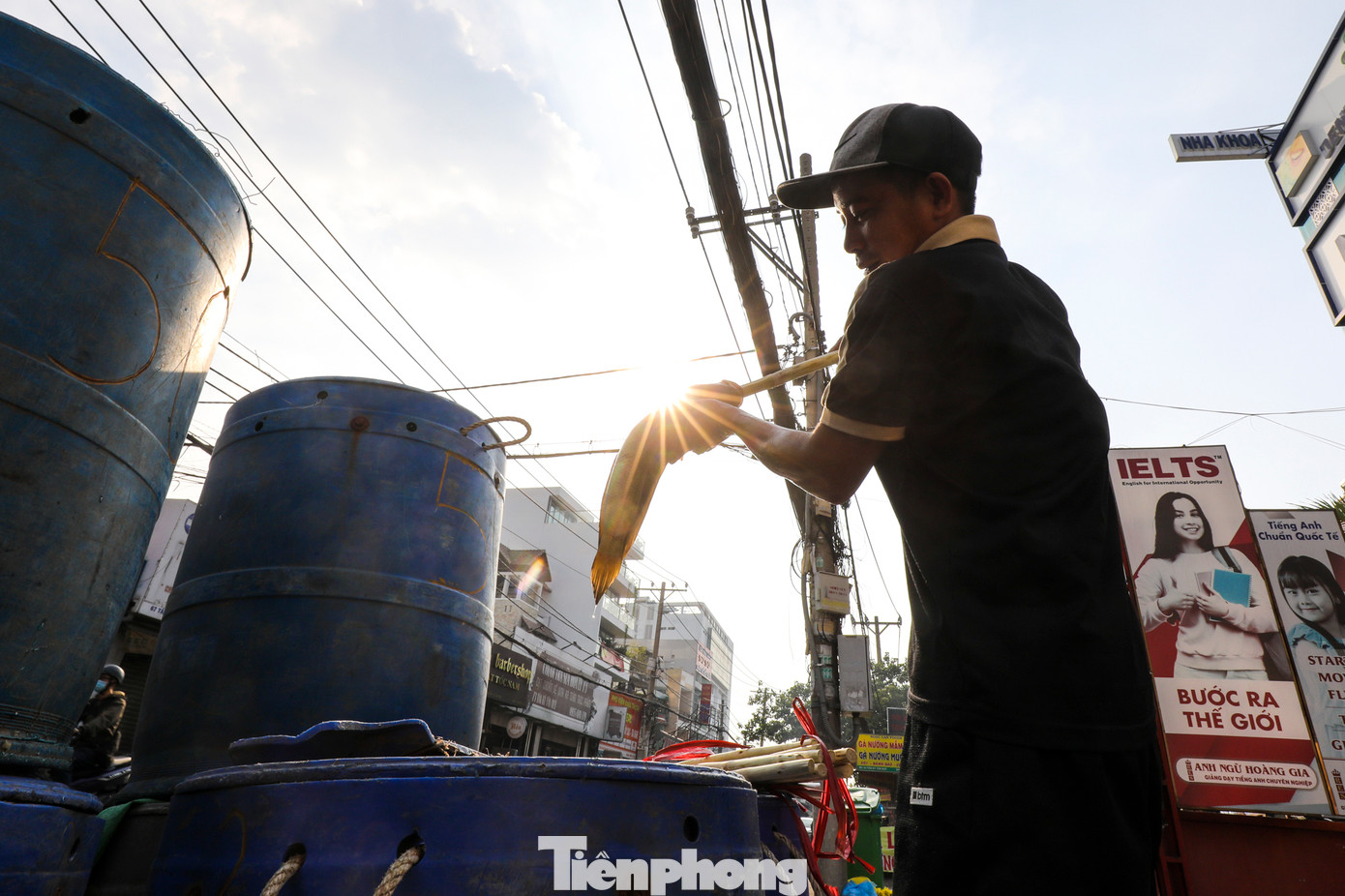 Những cửa hàng ở đây cho biết đa phần cá được nhập từ chợ đầu mối Bình Điền hoặc từ các tỉnh miền Tây. Những cửa hàng ở đây cho biết đa phần cá được nhập từ chợ đầu mối Bình Điền hoặc từ các tỉnh miền Tây.