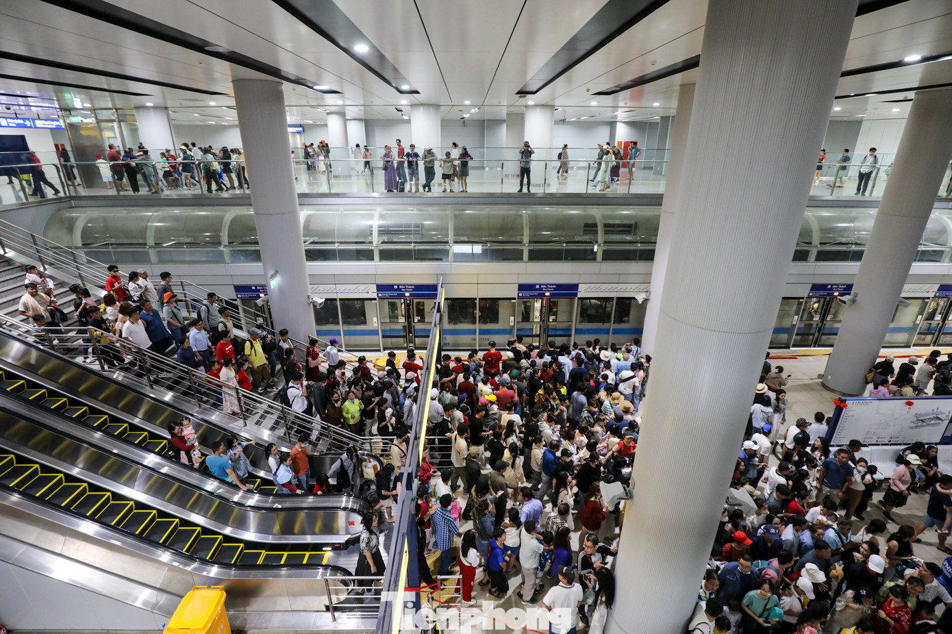 Lượng hành khách đổ về ga metro số 1 (Bến Thành - Suối Tiên) tăng đột biến, gây ra tình trạng quá tải.