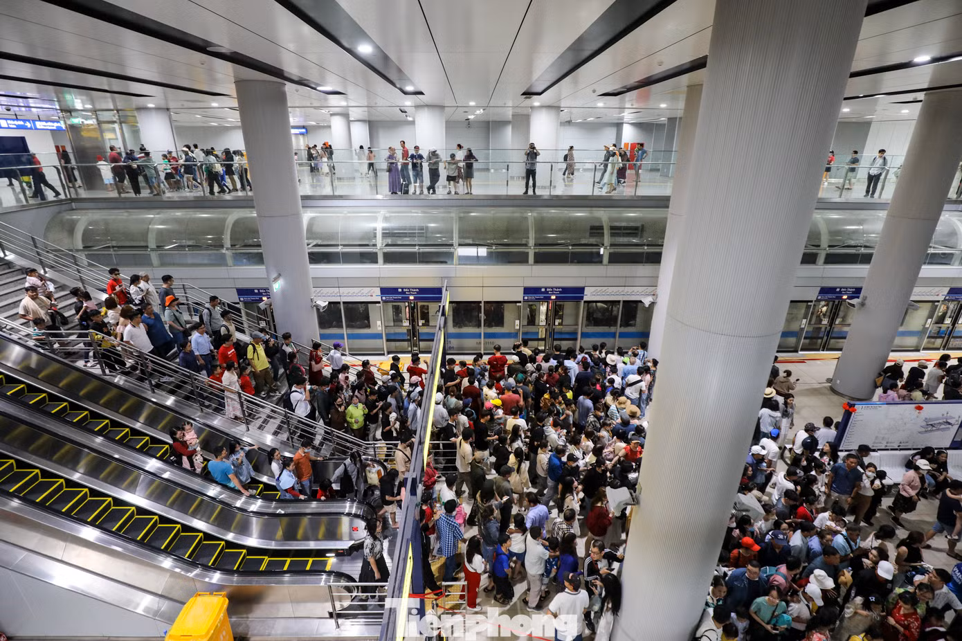 Lượng hành khách đổ về ga metro số 1 (Bến Thành - Suối Tiên) tăng đột biến, gây ra tình trạng quá tải.