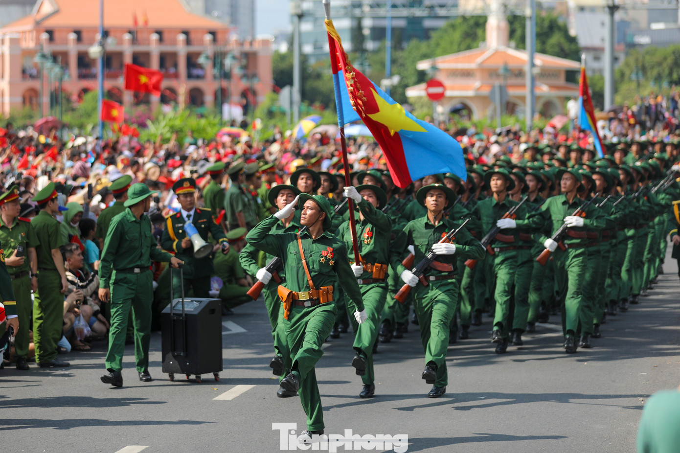 Các khối diễu binh, diễu hành đi qua đường Tôn Đức Thắng.