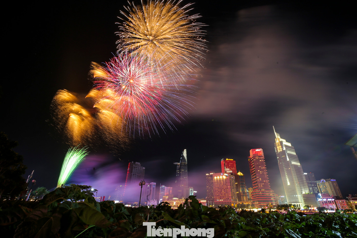 Đúng 21h30, màn trình diễn pháo hoa chào mừng 50 năm thống nhất rực sáng trên bầu trời TPHCM, thỏa mãn sự chờ đợi của hàng nghìn người dân thành phố.