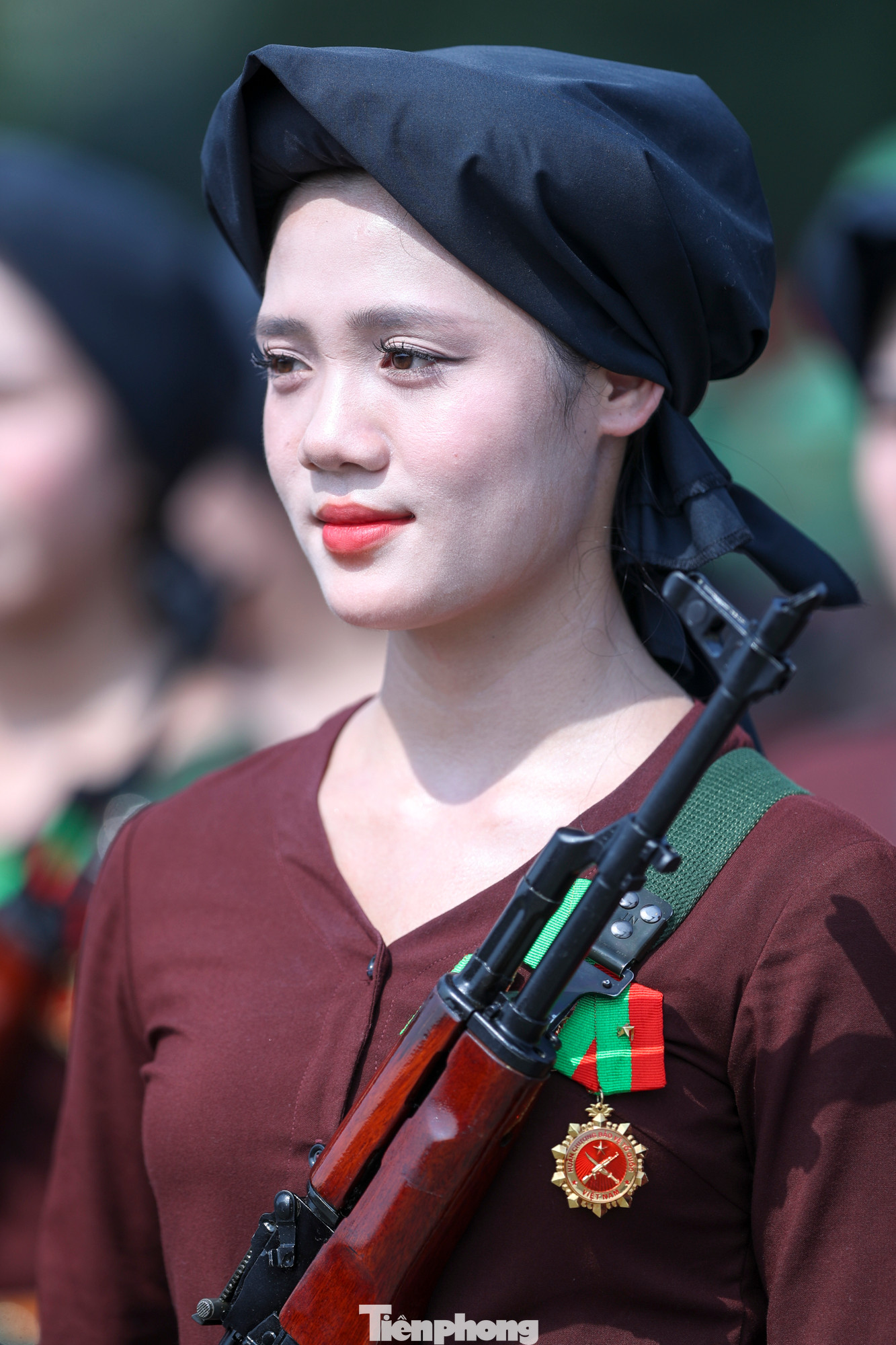 Quân nhân Bùi Thị Hạnh (Quân khu 4) trong Khối Nữ Dân quân miền Bắc tại buổi hợp luyện sáng 16/4.