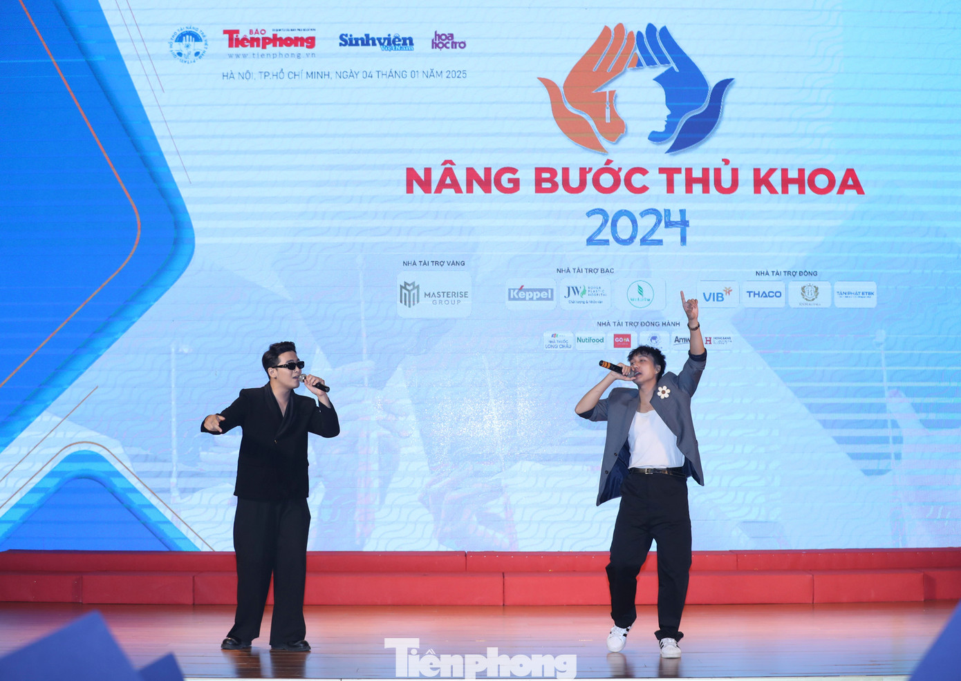 Các tiết mục văn nghệ diễn ra xuyên suốt chương trình Nâng bước Thủ khoa tạo cho các bạn sinh viên một cảm giác ấm áp và gần gũi.