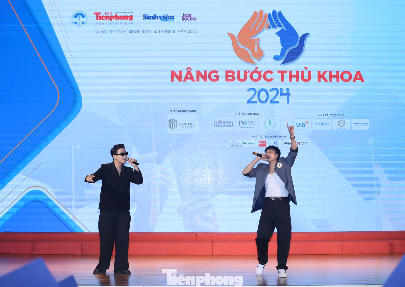 Các tiết mục văn nghệ diễn ra xuyên suốt chương trình Nâng bước Thủ khoa tạo cho các bạn sinh viên một cảm giác ấm áp và gần gũi.