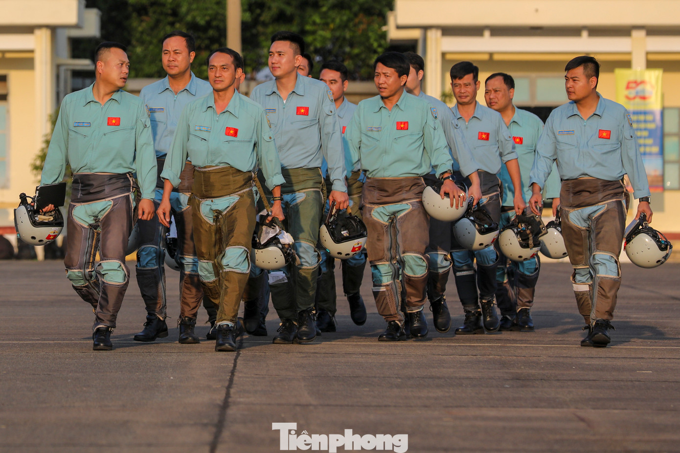 Sau khoảng 30 phút tập luyện, phi công điều khiển tiêm kích Su-30MK2 hạ cánh xuống đường băng, trở lại nơi xuất phát chuẩn bị cho chuyến bay kế tiếp sau đó khoảng hai giờ.