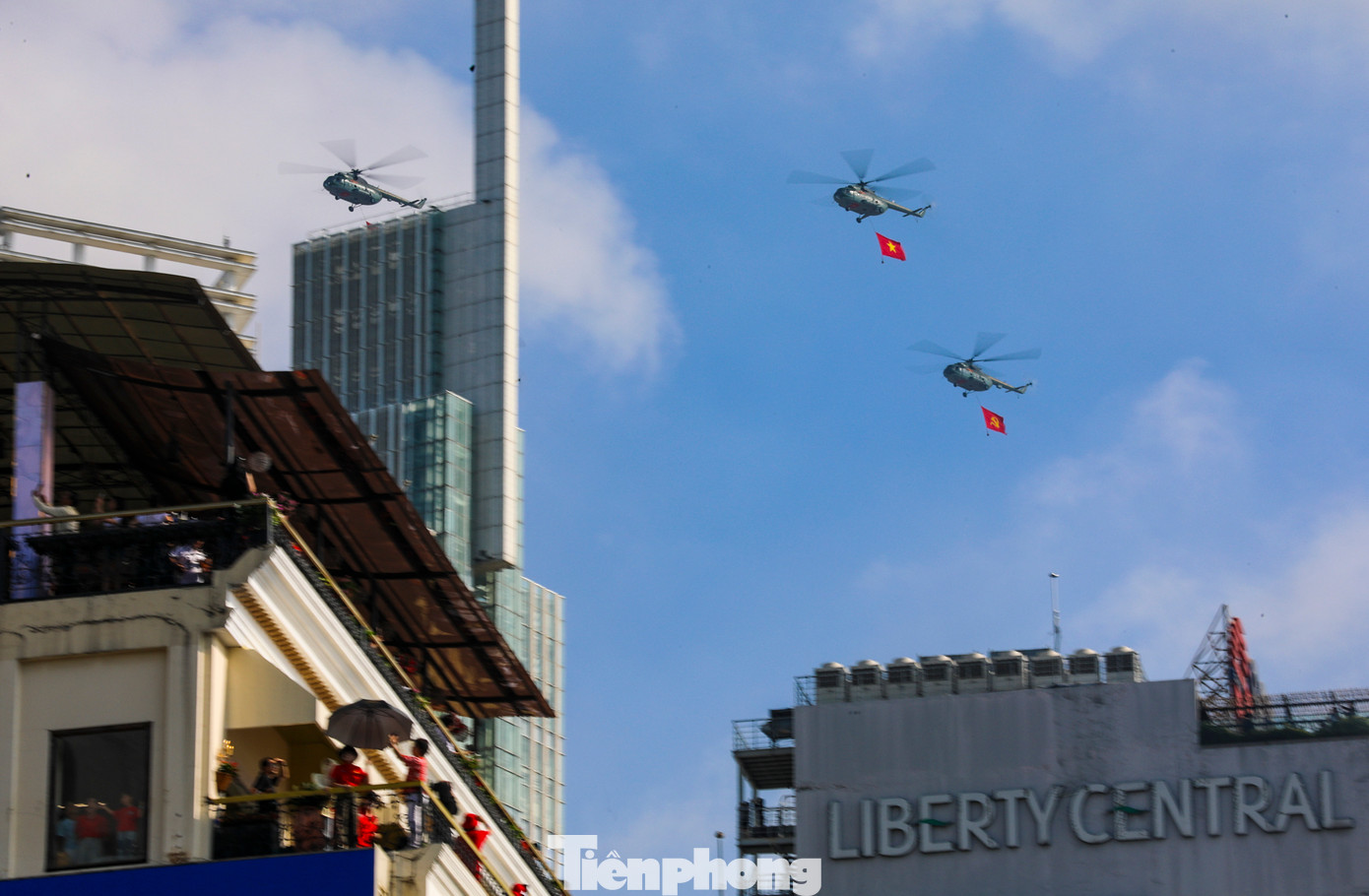 Trước đó, vào khoảng 7h30 ngày 27/4, các biên đội trực thăng xuất phát từ sân bay Biên Hòa tiến thẳng về trung tâm TPHCM để thực hiện thả cờ.