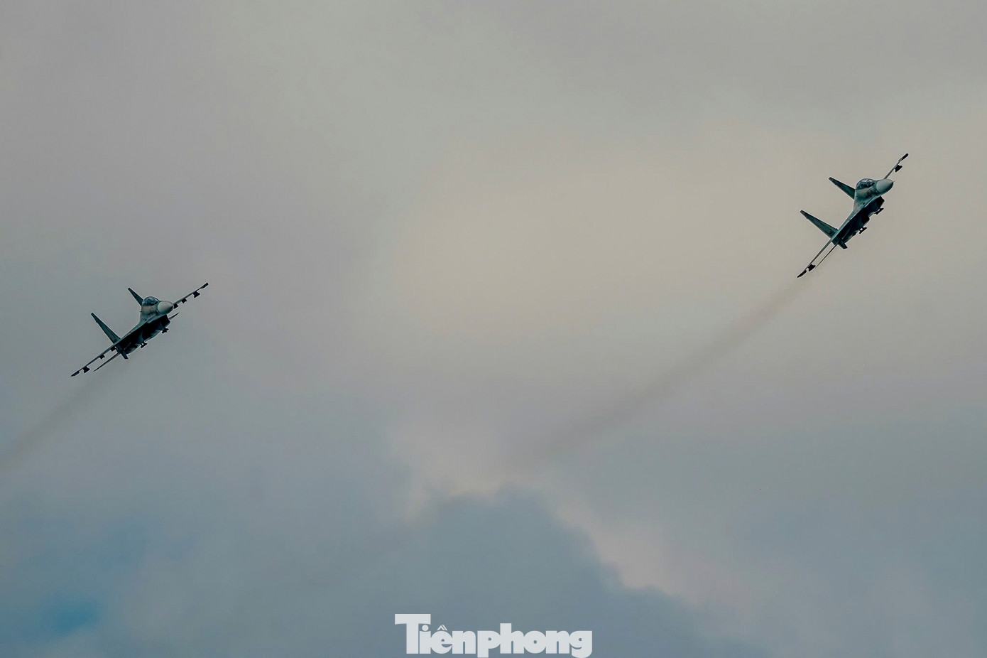 7 chiếc tiêm kích Su-30MK2 tách đội hình, biểu diễn xoay vòng, chao lượn.