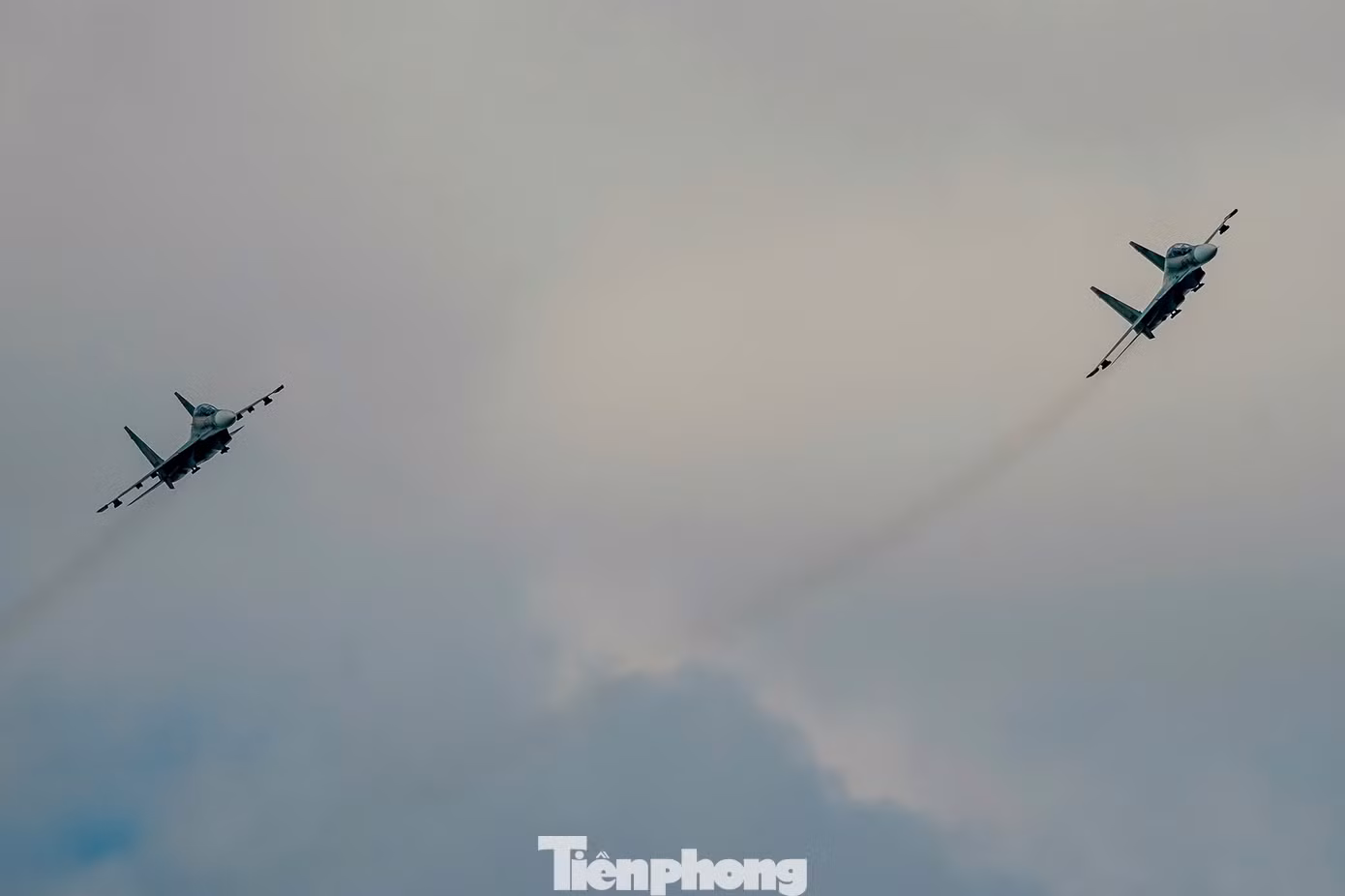 7 chiếc tiêm kích Su-30MK2 tách đội hình, biểu diễn xoay vòng, chao lượn.