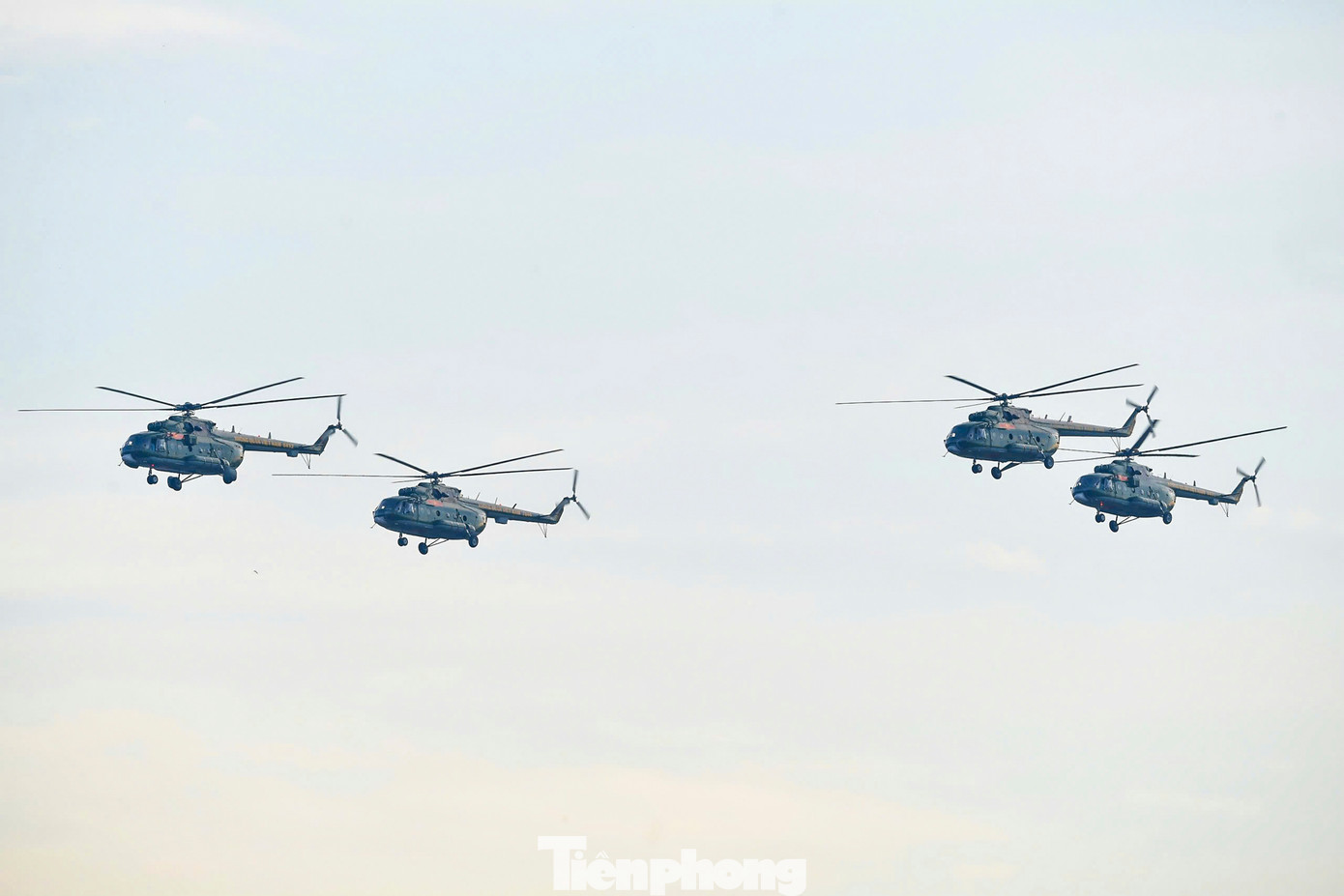 Đây là lần đầu tiên số lượng lớn máy bay chiến đấu bay trình diễn trên bầu trời TPHCM.