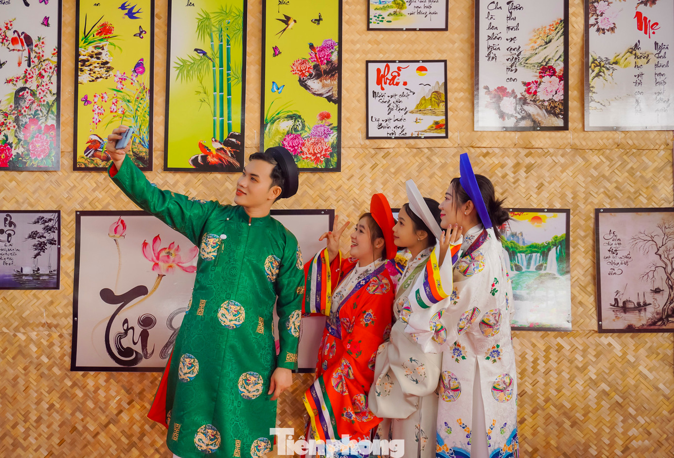 Với nhiều bạn nữ, chụp ảnh áo dài là một hoạt động không thể thiếu trong những ngày Tết. Ngoài những địa điểm quen thuộc như chợ Bến Thành, Dinh Độc Lập... Khu du lịch Văn hóa Suối Tiên năm nay cũng trở thành nơi lý tưởng để các bạn trẻ thực hiện bộ ảnh Tết đặc biệt.