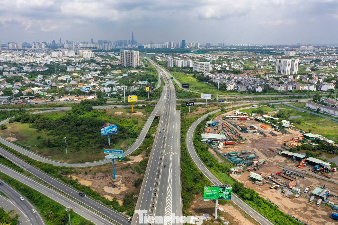 Về quy mô, dự án sẽ mở rộng hai bên tuyến với mỗi bên rộng 4,75m đảm bảo quy mô 8 làn xe, tổng bề rộng mặt đường sau mở rộng là 36m. Phần cầu sẽ mở rộng hai bên cầu Mương Kênh và cầu vượt đường Đỗ Xuân Hợp mỗi bên 5,25m, tổng bề rộng cầu sau mở rộng là 37m.