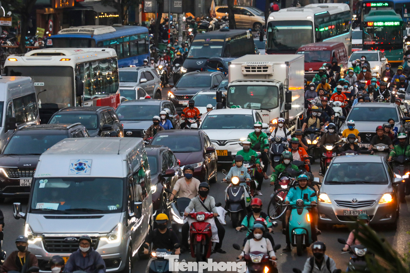 Nhiều xe máy len lỏi trong dòng ôtô, nhích từng chút. Nhiều xe máy len lỏi trong dòng ôtô, nhích từng chút.