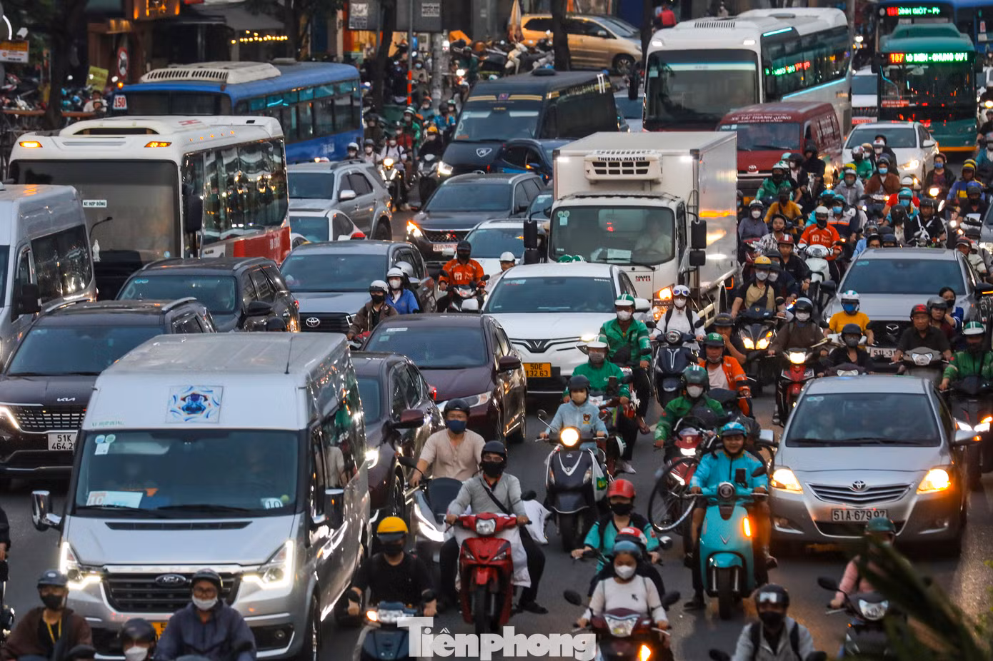 Nhiều xe máy len lỏi trong dòng ôtô, nhích từng chút.