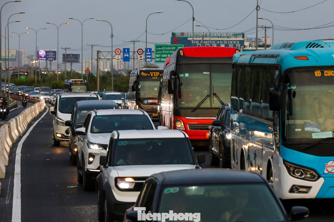 Theo ghi nhận của Tiền Phong, phần lớn là xe con và xe du lịch chạy nối đuôi nhau từ phía cao tốc hướng về TPHCM.