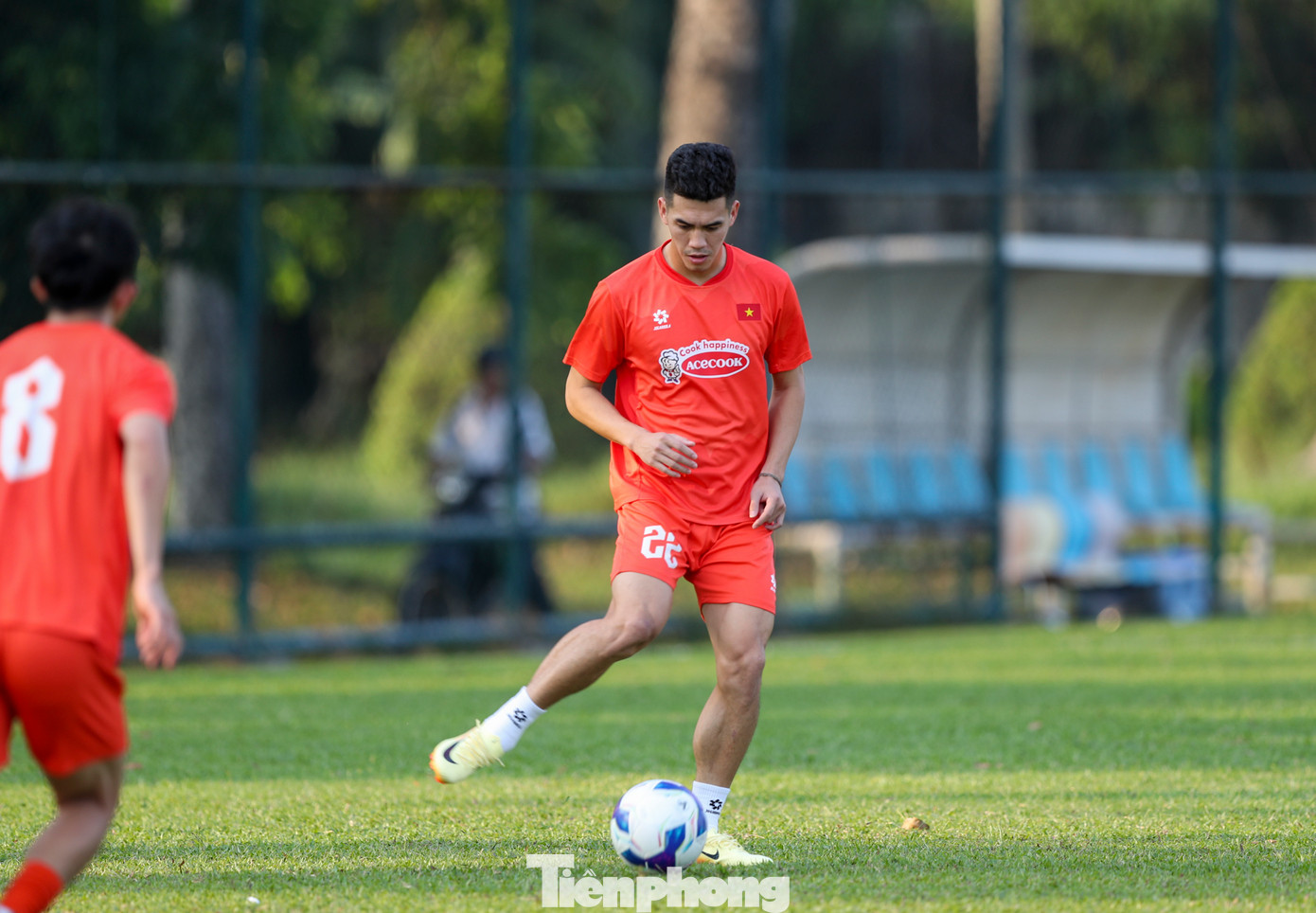 Tiến Linh sau quãng thời gian khởi động nhẹ cùng đồng đội đã được HLV Kim Sang-sik yêu cầu tập riêng thay vì có mặt trong buổi tập chiến thuật cùng đội. Tiến Linh sau quãng thời gian khởi động nhẹ cùng đồng đội đã được HLV Kim Sang-sik yêu cầu tập riêng thay vì có mặt trong buổi tập chiến thuật cùng đội.