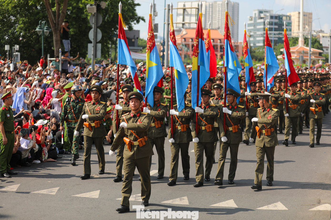 Các khối diễu binh, diễu hành đi qua đường Tôn Đức Thắng. Người dân hai bên đường vẫy cờ chào đón và cùng nhau hô vang, cất lời những bài ca chiến thắng, kết đoàn.